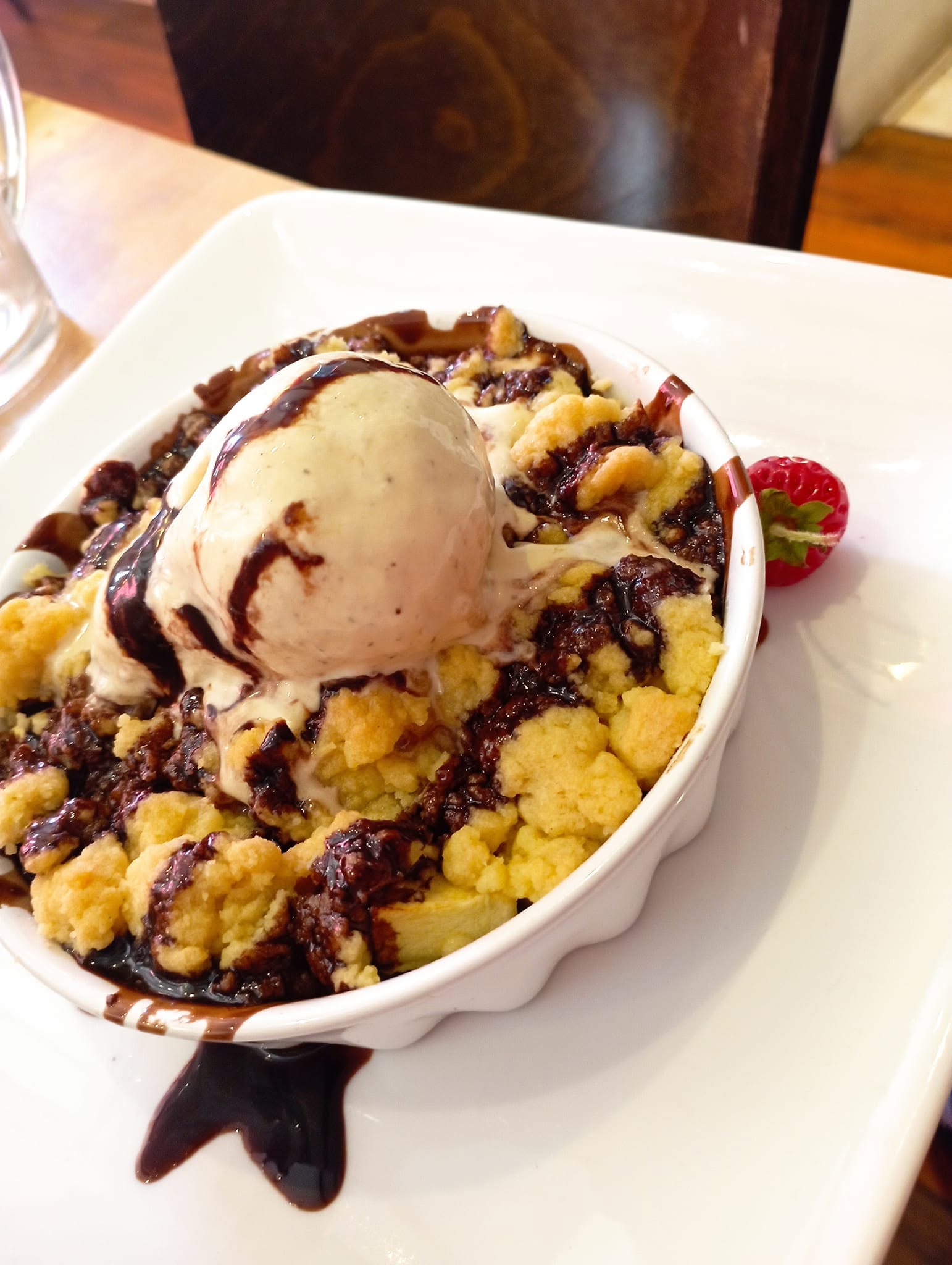 Warmer Apple Crumble mit Vanilleeis
