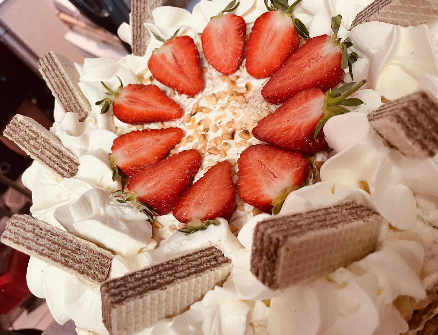 Festliche Erdbeertorte mit Sahne